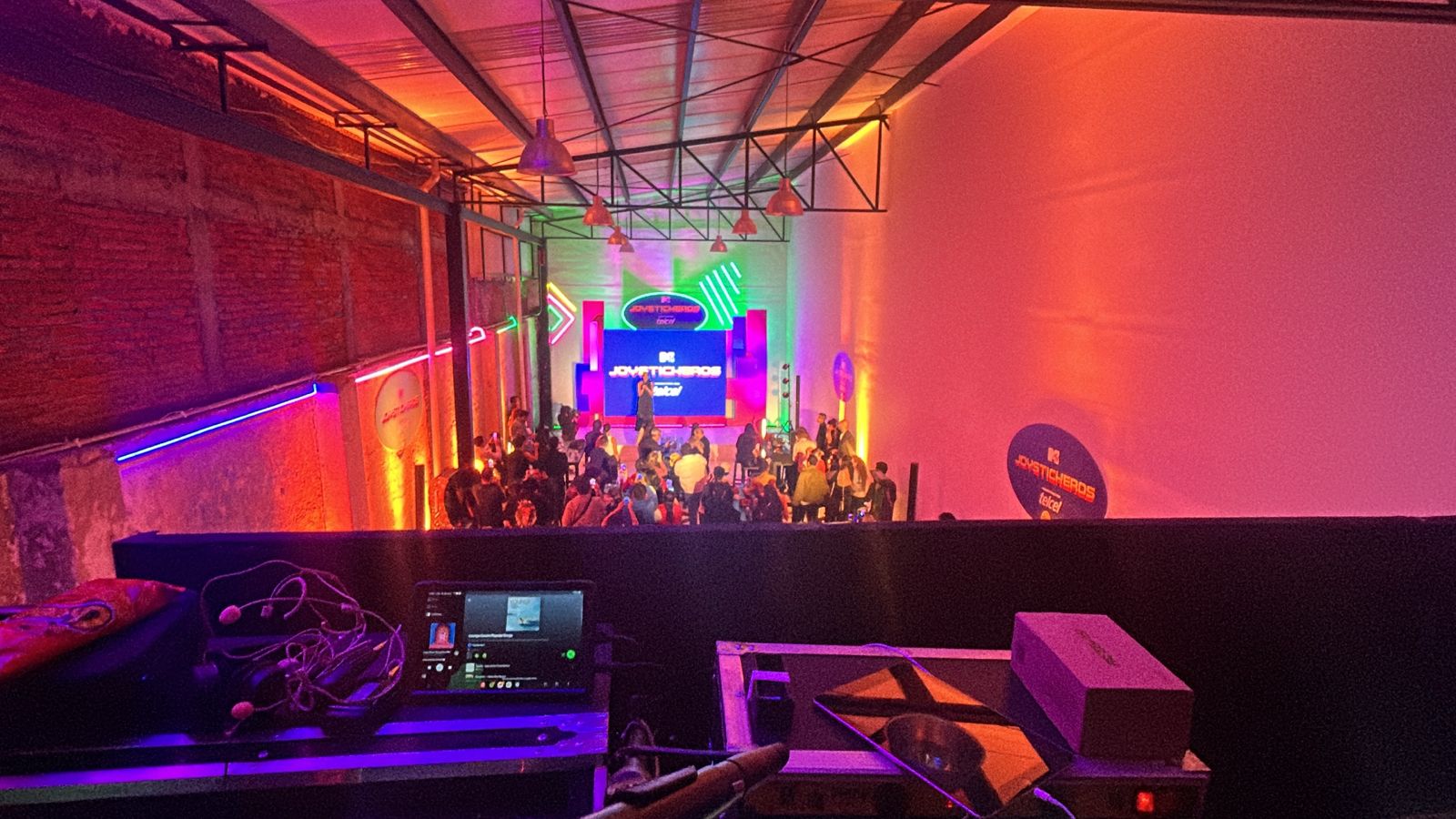 salon con iluminacion y video